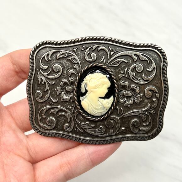 Engraved Cameo SIlver Belt Buckle - Picture 2 of 3